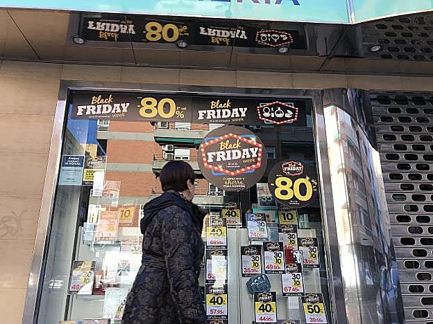 Las rebajas por la compra de una segunda unidad de un mismo producto llegan también al 80% en algunos comercios. 