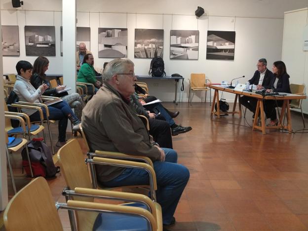 El decano del COA, José Díaz, y la presidenta de 'Casco Histórico', Magdalena Cantero, ayer en el acto.