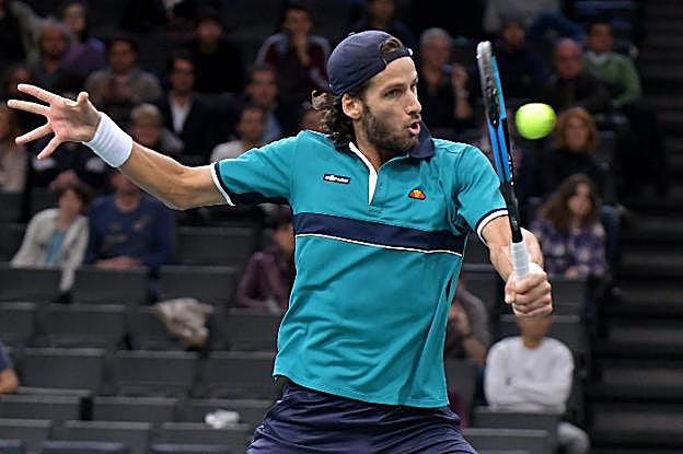 Feliciano López, que volea de revés en la red, ha confirmado su presencia en el Campeonato de España de diciembre en Granada. 