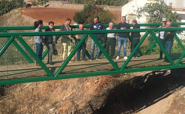 Concluida la pasarela peatonal para mejorar la seguridad vial en el acceso a la estación de Espeluy