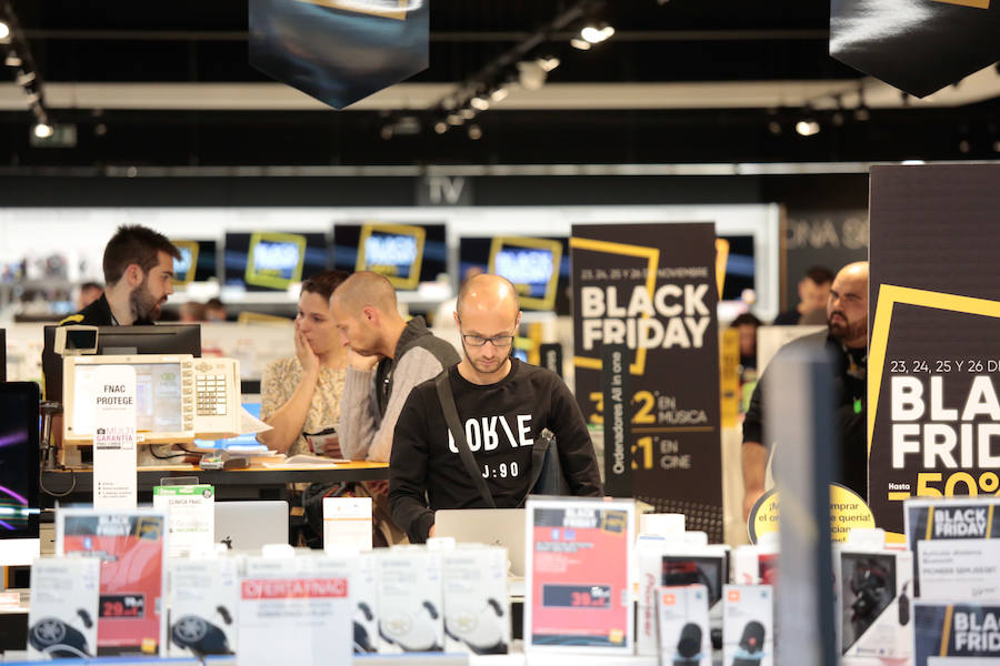 En la circunvalación, tráfico muy denso en los accesos a los centros comerciales y en la Avenida de Andalucía