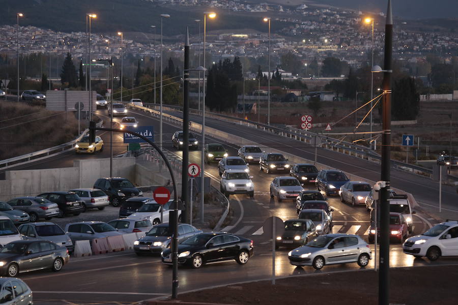 En la circunvalación, tráfico muy denso en los accesos a los centros comerciales y en la Avenida de Andalucía