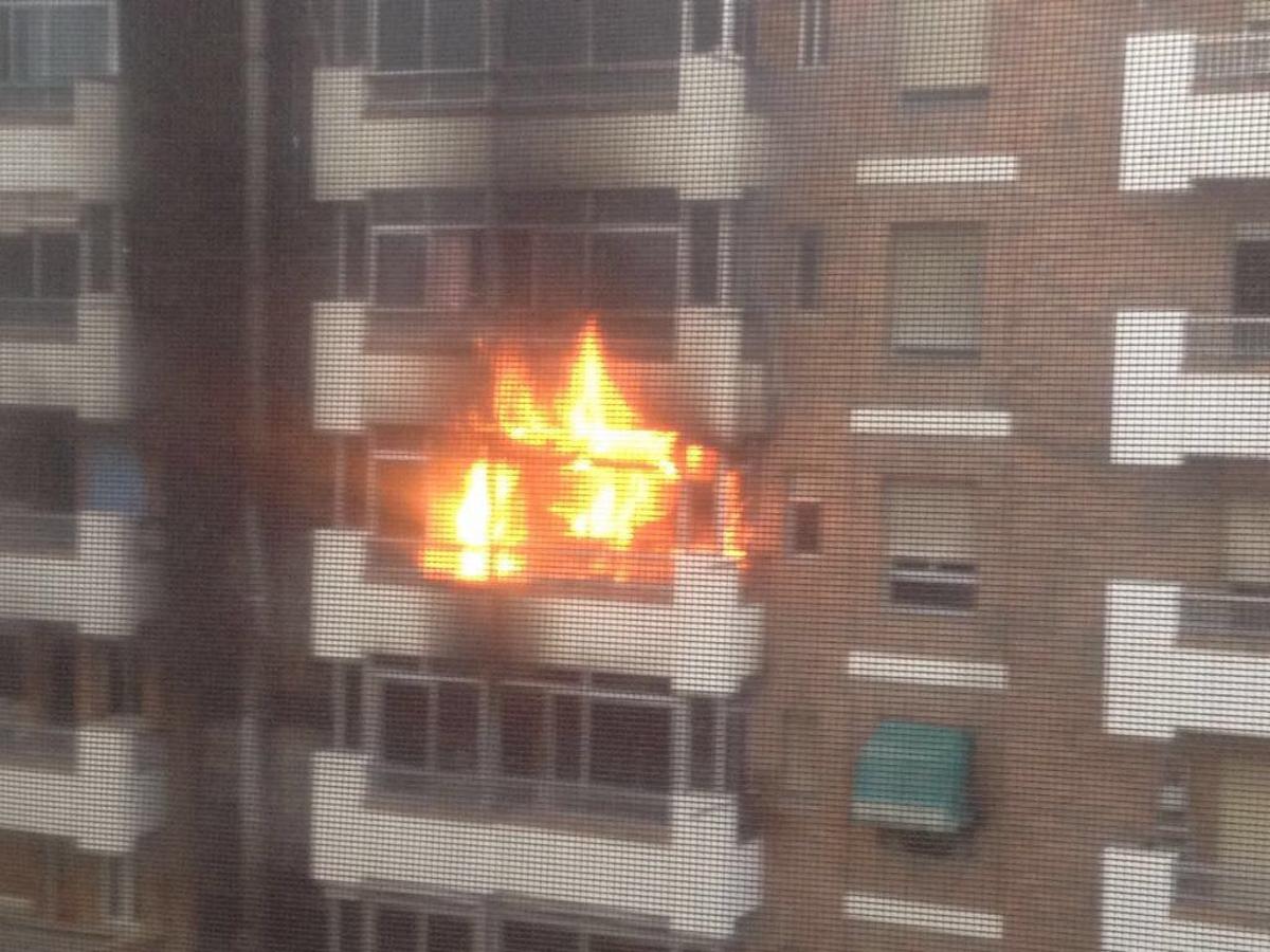 Una mujer ha fallecido y un total de 24 personas han resultado afectadas por inhalación de humo y trasladadas a centros hospitalarios a causa del incendio registrado en la madrugada de este sábado en la calle San Juan de Letrán de Granada capital, según ha informado Emergencias 112, servicio adscrito a la Consejería de Justicia e Interior.