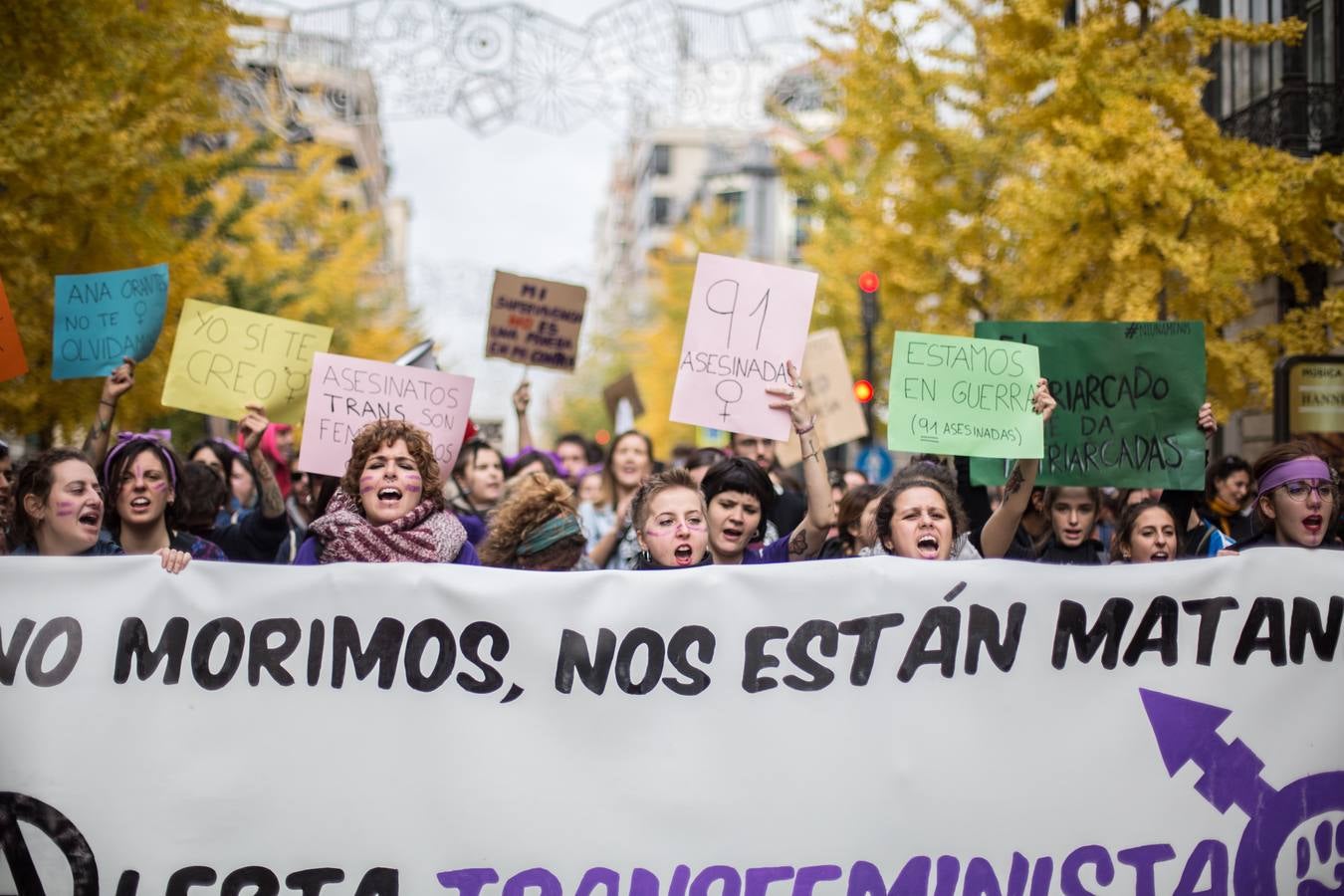 La Plataforma 25 de Noviembre en Granada, integrada por colectivos feministas, sindicatos y grupos políticos, ha puesto este año especial acento en el caso de Juana Rivas durante la manifestación, en la que, según un portavoz de la Policía Local, han participado este mediodía más de 20.000 personas por las calles del centro de esta capital andaluza