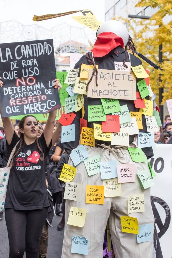 La Plataforma 25 de Noviembre en Granada, integrada por colectivos feministas, sindicatos y grupos políticos, ha puesto este año especial acento en el caso de Juana Rivas durante la manifestación, en la que, según un portavoz de la Policía Local, han participado este mediodía más de 20.000 personas por las calles del centro de esta capital andaluza