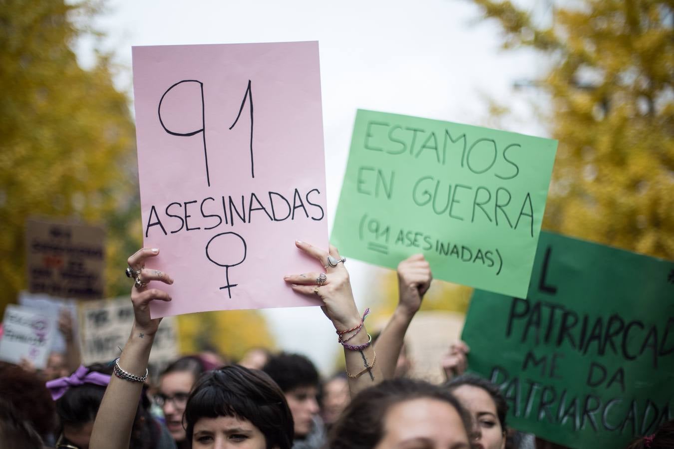 La Plataforma 25 de Noviembre en Granada, integrada por colectivos feministas, sindicatos y grupos políticos, ha puesto este año especial acento en el caso de Juana Rivas durante la manifestación, en la que, según un portavoz de la Policía Local, han participado este mediodía más de 20.000 personas por las calles del centro de esta capital andaluza