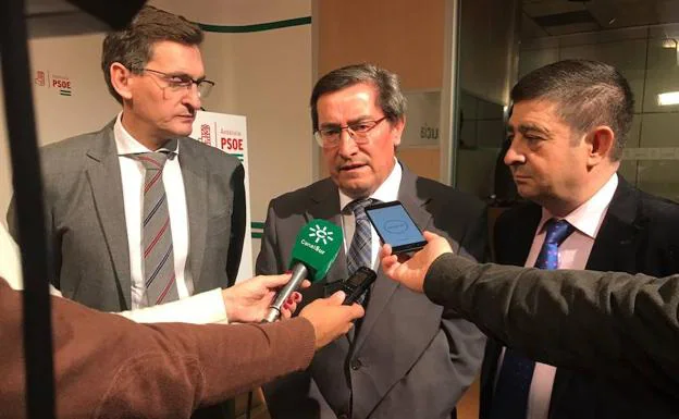 Los secretarios generales del PSOE en Granada, Jaén y Almería, reunidos para abordar la omisión de la línea eléctrica.