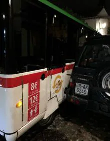 Imagen secundaria 2 - El tren turístico de Granada choca contra un coche en el Albaicín