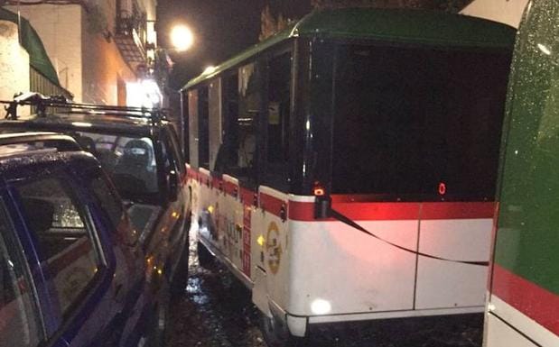 Imagen principal - El tren turístico de Granada choca contra un coche en el Albaicín