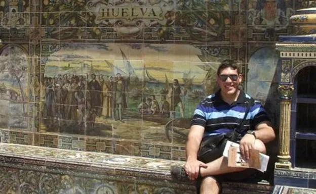 Renzo, en la plaza de España de Sevilla.