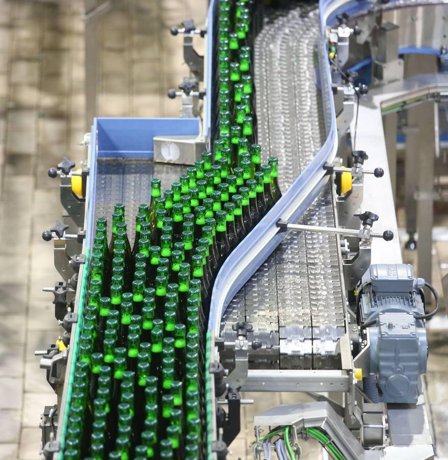 La histórica fábrica de Cervezas Alhambra ha abierto sus puertas para dar a conocer al público los procesos de fabricación de sus productos. En la visita se repasan desde las distintas botellas que se han empleado a lo largo de la historia de la marca hasta la manera en que se envasan las diferentes clases de cerveza. Después, se lleva a cabo una degustación con música en directo de la Reserva 1925 y la Roja, maridadas con platos acorde con las características de cada cerveza