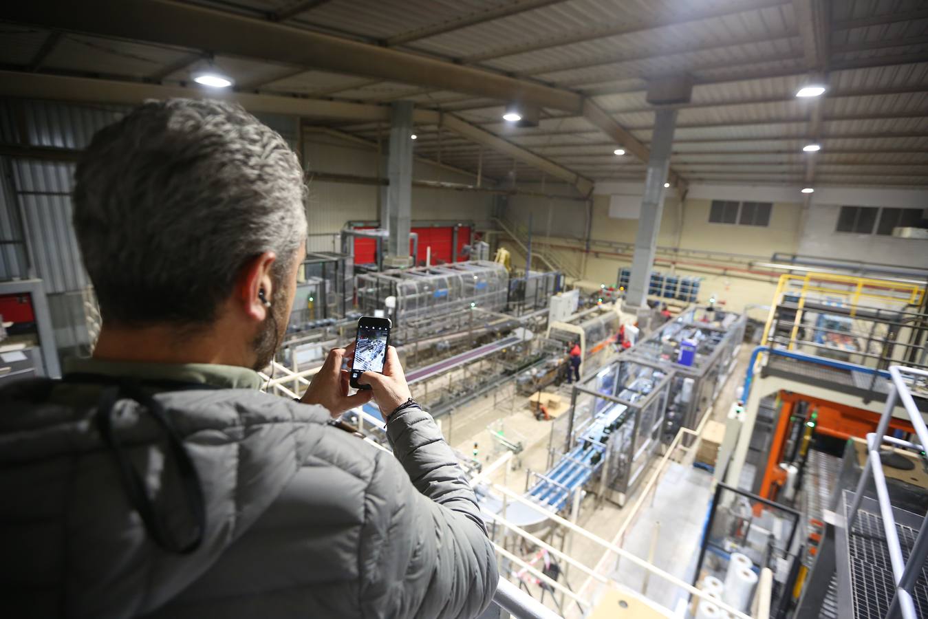 La histórica fábrica de Cervezas Alhambra ha abierto sus puertas para dar a conocer al público los procesos de fabricación de sus productos. En la visita se repasan desde las distintas botellas que se han empleado a lo largo de la historia de la marca hasta la manera en que se envasan las diferentes clases de cerveza. Después, se lleva a cabo una degustación con música en directo de la Reserva 1925 y la Roja, maridadas con platos acorde con las características de cada cerveza