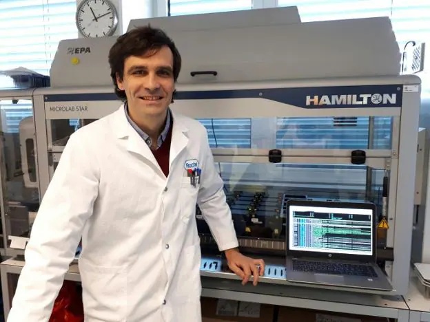 Fernando García, en su laboratorio del centro de innovación de Roche en Basilea.