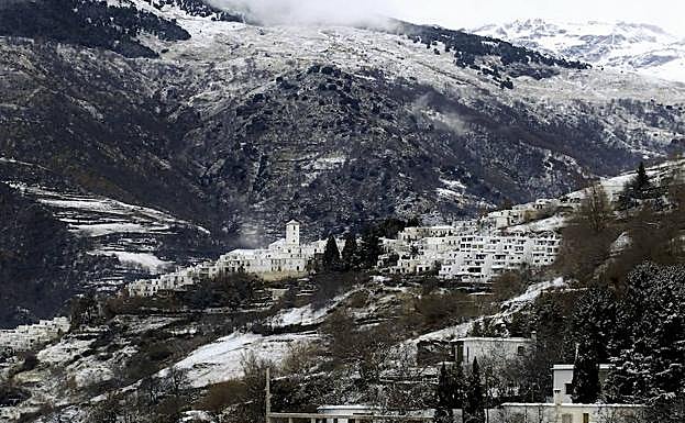 Vista de Capileira bajo la nieve.