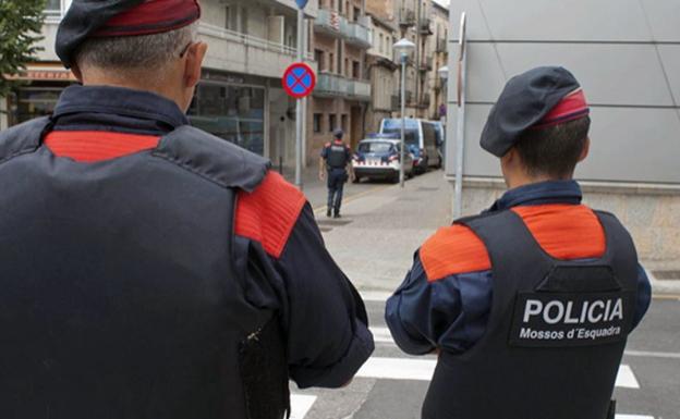 Dos agentes de los Mossos d'Esquadra.