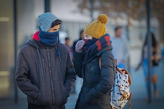 Imagen de archivo. Los granadinos se protegen del frío con abrigos, bufandas y gorros. 