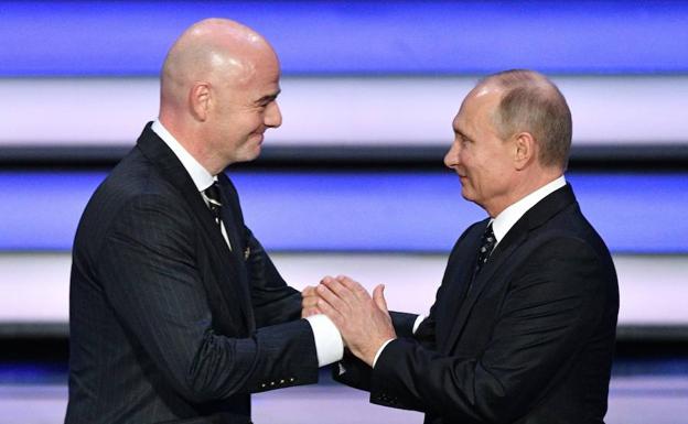 Infantino y Putin durante la gala del sorteo de la FIFA.