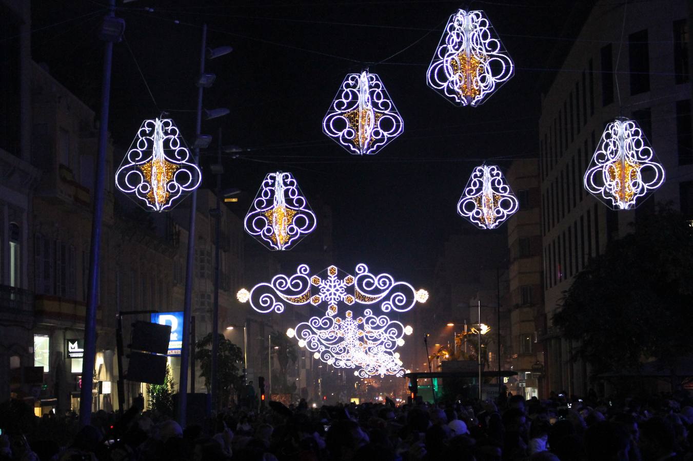 La ciudad celebró anoche su tradicional encendido