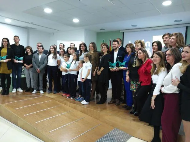 Foto de familia de autoridades y galardonados con los Premios Jaén Joven 2017.