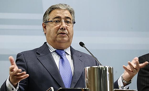 Un colaborador de TV3 escribe que desea cortarle "con un cúter la papada" a Zoido