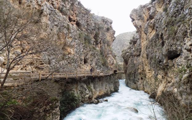 CASTRIL:  El casco urbano, este pueblo situado en una peña recuerda al visitante su pasado árabe por sus calles escalonadas y laberínticas. Destaca la plazuela del Cantón. En su entorno natural se encuentran los senderos que recorren el cañón labrado por el rí­o. En el Centro de Visitantes del Parque Natural de la Sierra de Castril, se encuentra una cuidada muestra de objetos y utensilios propios de la vida cotidiana de la gente del lugar hasta no hace muchos años.