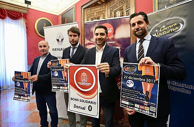 Castillo, segundo por la izquierda, sostiene el dorsal cero destinado a las escuelas deportivas.