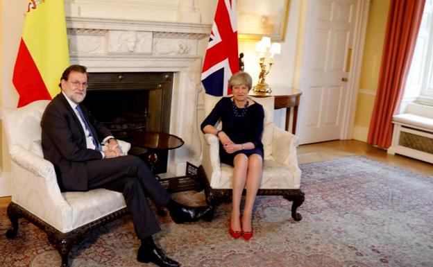 Mariano Rajoy, durante la entrevista que mantuvo hoy con la primera ministra británica, Theresa May.