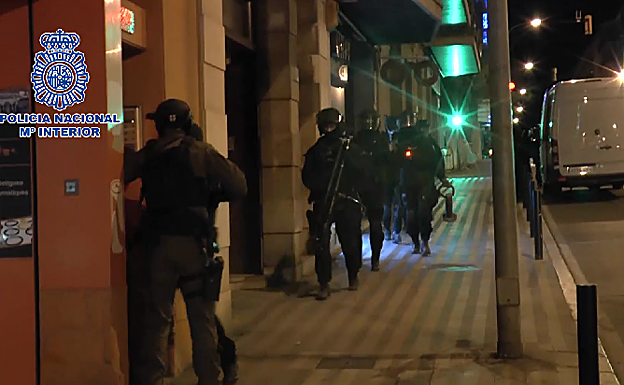 Agentes de Policía en la operación de Figueres.