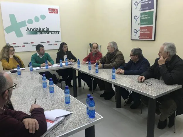 Vecinos reunidos con representantes del partidos socialista de la capital.