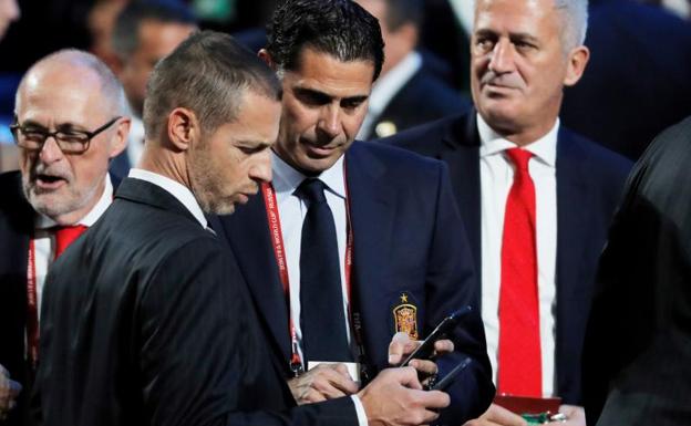 El presidente de la UEFA, Aleksander Ceferin, junto a Fernando Hierro. 