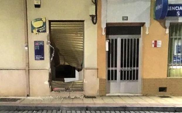 Empotra su tractor contra un bar para seguir jugando a las tragaperras