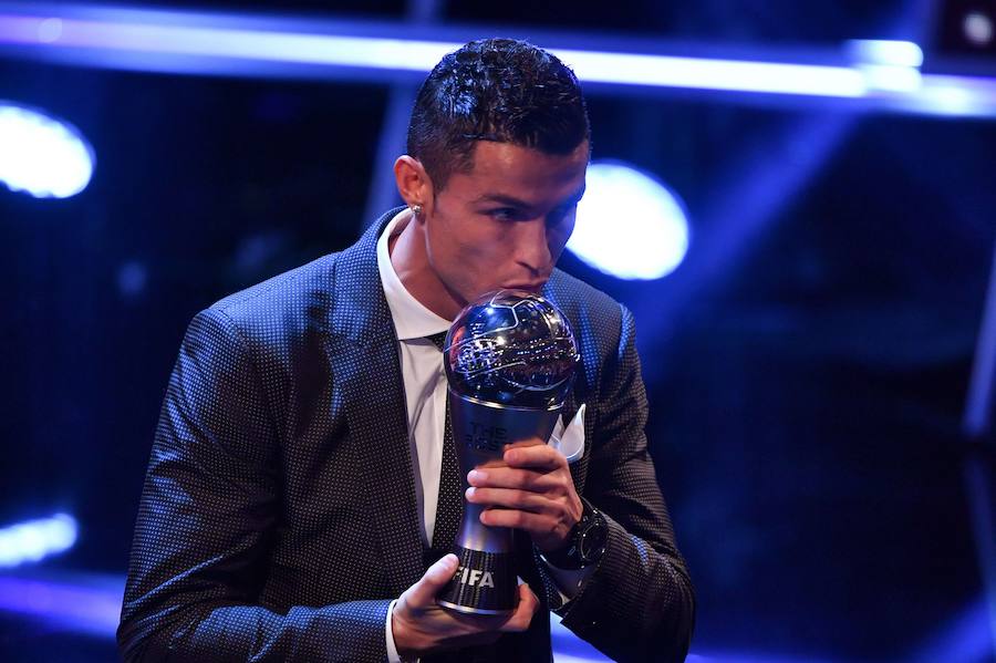 Cristiano Ronaldo, besando el premio 'The Best' de la FIFA.