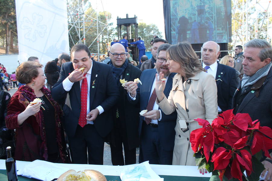 Miles de personas se dan cita en Martos en una Fiesta de la Aceituna 'nueva', con más de ocho mil hoyos de aceite repartidos, sorpresas y apuntando a ser Fiesta de Interés Turístico Andaluz 