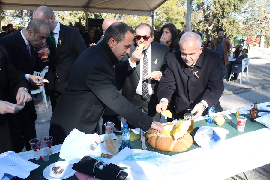 Miles de personas se dan cita en Martos en una Fiesta de la Aceituna 'nueva', con más de ocho mil hoyos de aceite repartidos, sorpresas y apuntando a ser Fiesta de Interés Turístico Andaluz 