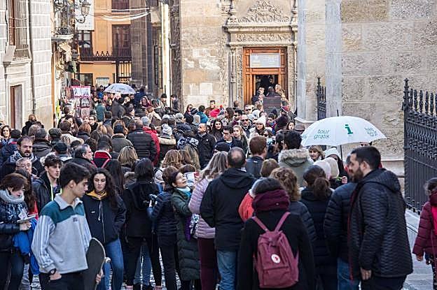 Las colas para acceder a la Capilla Real fueron largas y constantes. 