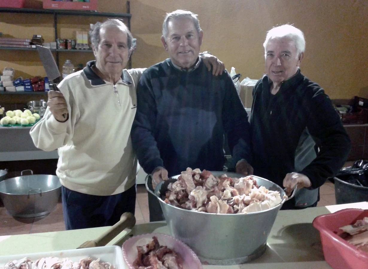 Como cada año, los vecinos de esta barriada celebra la tradición de la matanza del cerdo