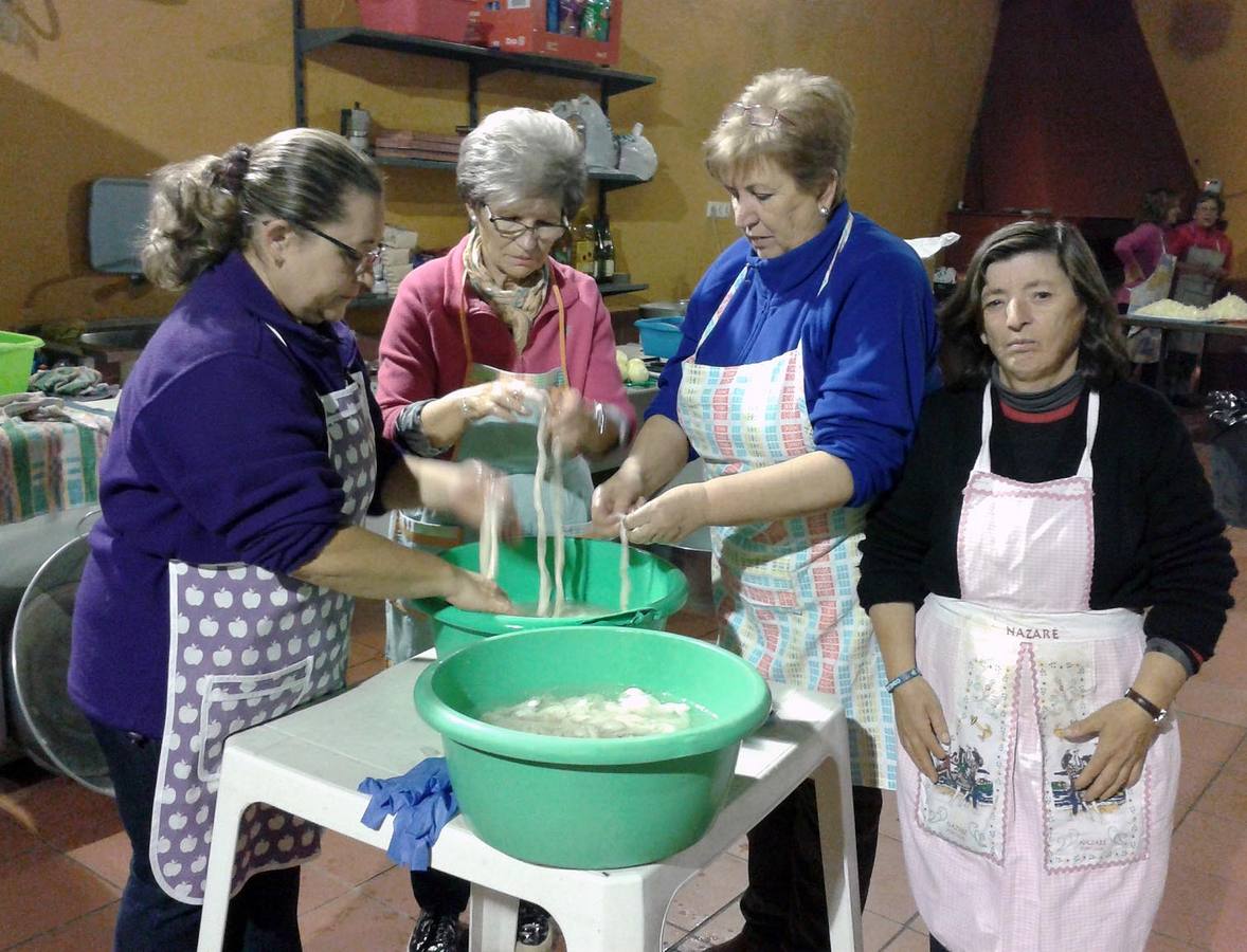 Como cada año, los vecinos de esta barriada celebra la tradición de la matanza del cerdo