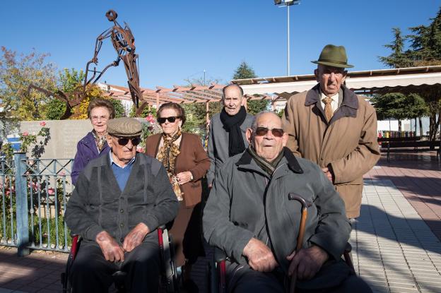 Antonia, Francisco, Rafaela, Gabriel, Paco 'el Capirote' y Pepe 'el Negro' posan en una de las plazas que hay en el Chaparral.