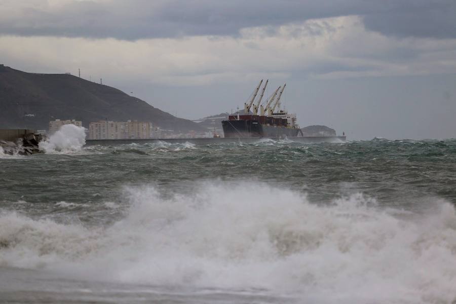 La Agencia Estatal de Meteorología advierte de que se podrían superar los 80 kilómetros por hora en la Costa de Granada, cuenca del Genil, Guadix y Baza, mientras que durante la madrugada los vientos podían, incluso, rebasar los 100 km/h en algunos puntos de la provincia, especialmente en la Alpujarra y Sierra Nevada. Lejos de acabar el temporal en la jornada de ayer, 'Ana' seguirá dejando rastro a lo largo del día de hoy, para cuando Aemet ha previsto para entre la medianoche y el mediodía de este lunes aviso naranja por vientos que pueden alcanzar una vez más los 100 kilómetros por hora en zonas de la provincia.