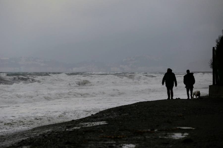 La Agencia Estatal de Meteorología advierte de que se podrían superar los 80 kilómetros por hora en la Costa de Granada, cuenca del Genil, Guadix y Baza, mientras que durante la madrugada los vientos podían, incluso, rebasar los 100 km/h en algunos puntos de la provincia, especialmente en la Alpujarra y Sierra Nevada. Lejos de acabar el temporal en la jornada de ayer, 'Ana' seguirá dejando rastro a lo largo del día de hoy, para cuando Aemet ha previsto para entre la medianoche y el mediodía de este lunes aviso naranja por vientos que pueden alcanzar una vez más los 100 kilómetros por hora en zonas de la provincia.