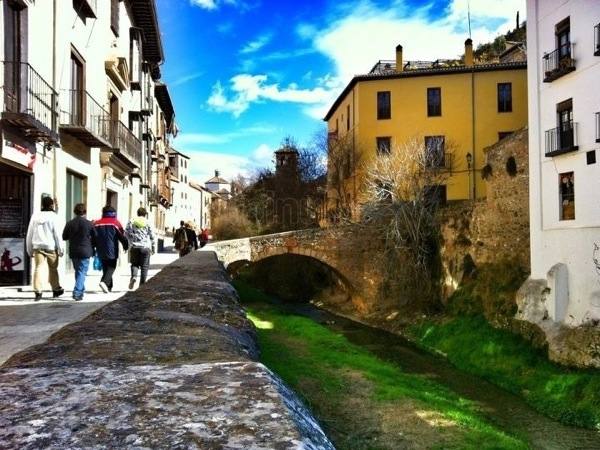 La carrera del Darro es la calle más bella de Granada y una de las más bonitas del mundo. Discurre entre el barrio del Albaicín y la Alhambra, sobre el curso del río Darro, y conecta Plaza Nueva con el Paseo de los Tristes.