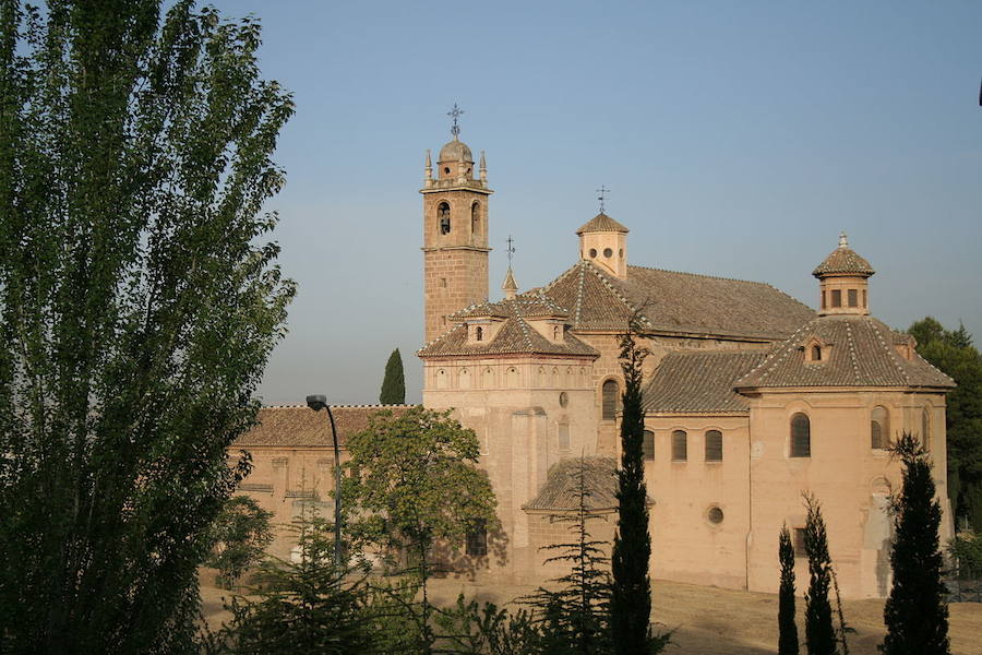 El Monasterio de La Cartuja, ubicado en la zona norte de la capital granadina, comenzó a construirse en 1506 y fusiona los estilos gótico, renacentista y barroco. Su templo, sancta sanctorum y sacristía marcan el auge del barroco andaluz y español.