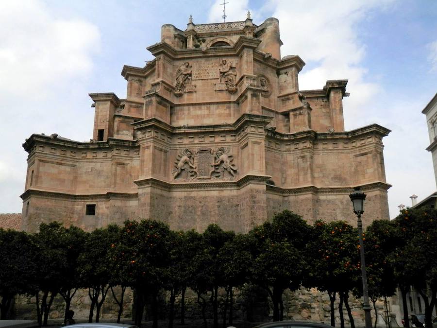 Ubicado en la céntrica calle Rector López Argüeta, este monasterio de San Jerónimo guarda los restos mortales del Gran Capitán y para su construcción se utilizaron restos de la puerta árabe de Elvira.