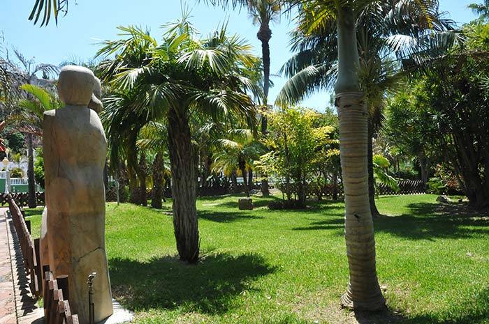 Parque botánico El Majuelo (Almuñécar). Cuenta con una necrópolis fenicia y restos de factorías de salazón que datan del siglo IV antes de Cristo. También existe una importante colección de plantas tropicales y cuenta con 120 especies de aves.