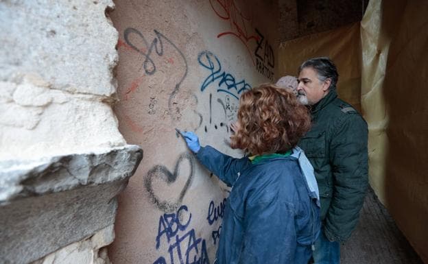 La Junta borra las pintadas del Arco de las Pesas tras la instalación de las cámaras