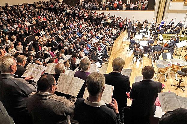Daniel Reuss dirige a orquesta y coristas en la versión de 'El Mesías' de 2015.