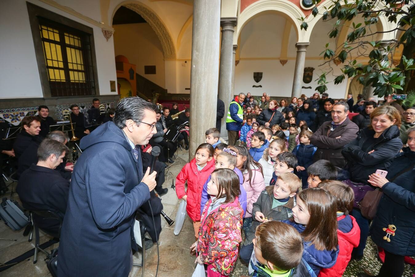 Un año más, gracias a IDEAL, el emisario de los Reyes Magos espera a los más pequeños en el Ayuntamiento