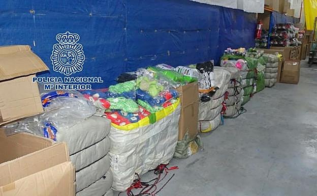 Imagen principal - Detenido por vender juguetes falsificados y peligrosos en Torredelcampo