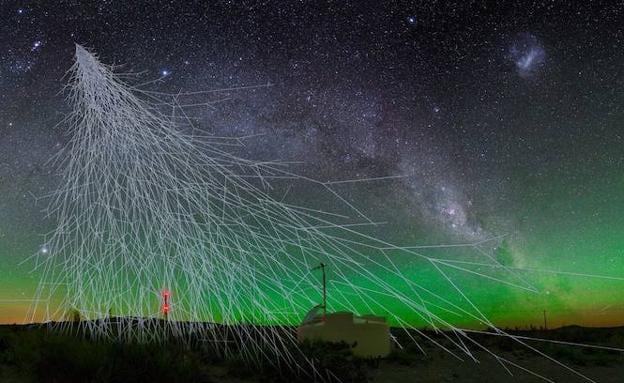 Representación artística de una lluvia de rayos cósmicos con un detector Cherenkov de agua del Observatorio Pierre Auger en el oeste de Argentina.