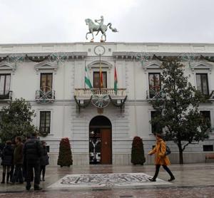 Imagen secundaria 2 - La fachada del ayuntamiento de Granda, antes y después 